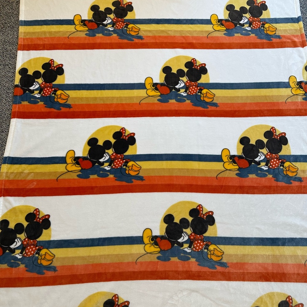 Disney : M&M throw blanket